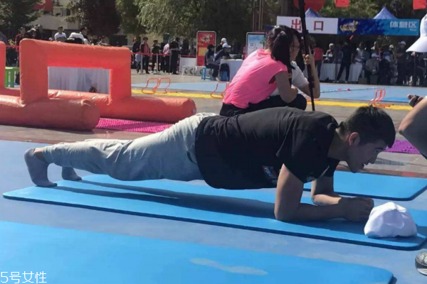 腰間盤突出能做平板支撐嗎 動作要規(guī)范 腰間盤突出能做平板支撐嗎 動作要規(guī)范