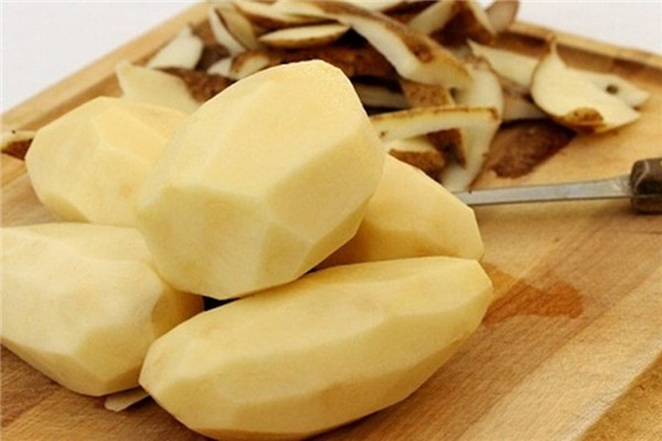 生土豆汁的神奇功效與作用 每天喝一杯 生土豆汁的神奇功效與作用 每天喝一杯