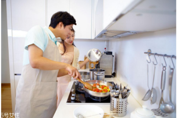 戴隱形眼鏡能炒菜嗎 戴隱形眼鏡這樣炒菜 戴隱形眼鏡能炒菜嗎 戴隱形眼鏡這樣炒菜