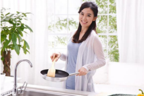 戴隱形眼鏡能炒菜嗎 戴隱形眼鏡這樣炒菜 戴隱形眼鏡能炒菜嗎 戴隱形眼鏡這樣炒菜