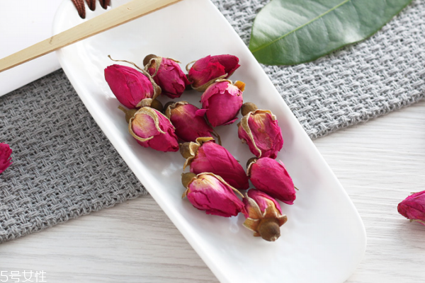 玫瑰花茶是什么顏色 偏黃的顏色 玫瑰花茶是什么顏色 偏黃的顏色