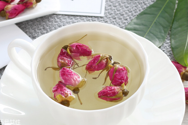 玫瑰花茶是什么顏色 偏黃的顏色 玫瑰花茶是什么顏色 偏黃的顏色