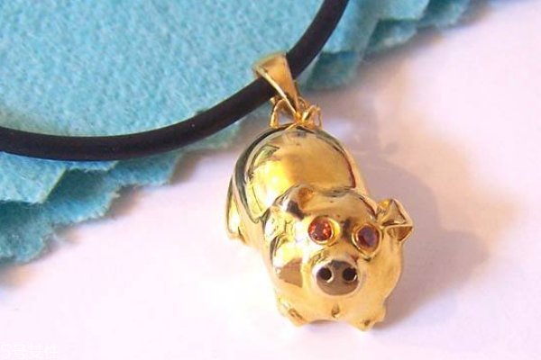 金豬吊墜什么寓意 招財(cái)進(jìn)寶好處多 金豬吊墜什么寓意 招財(cái)進(jìn)寶好處多