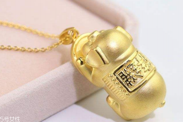 金豬吊墜什么寓意 招財(cái)進(jìn)寶好處多 金豬吊墜什么寓意 招財(cái)進(jìn)寶好處多