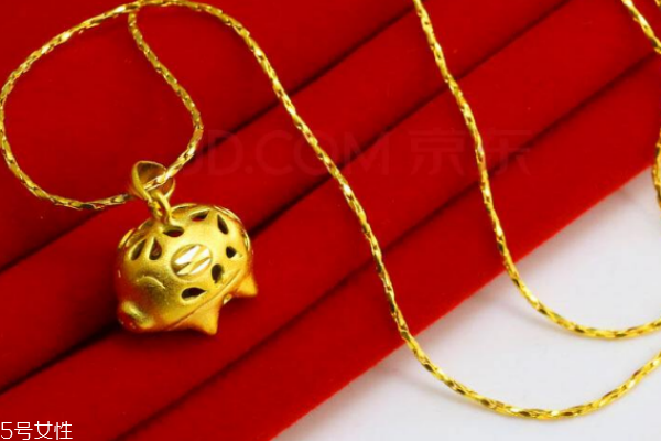 金豬吊墜什么寓意 招財(cái)進(jìn)寶好處多 金豬吊墜什么寓意 招財(cái)進(jìn)寶好處多