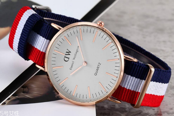 dw手表可以戴著洗澡嗎 影響手表壽命 dw手表可以戴著洗澡嗎 影響手表壽命