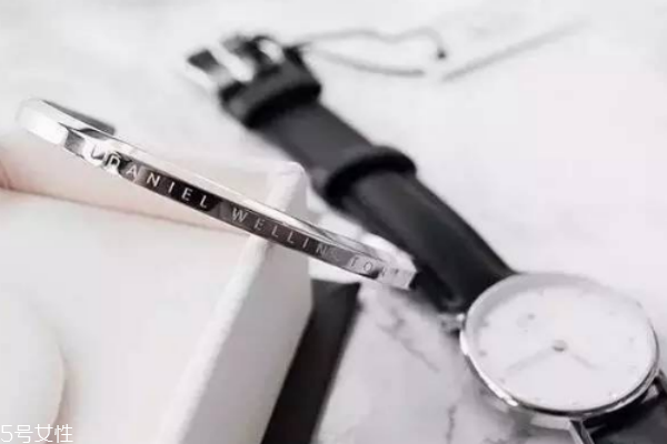 dw手鐲什么材質 卡地亞平價替代