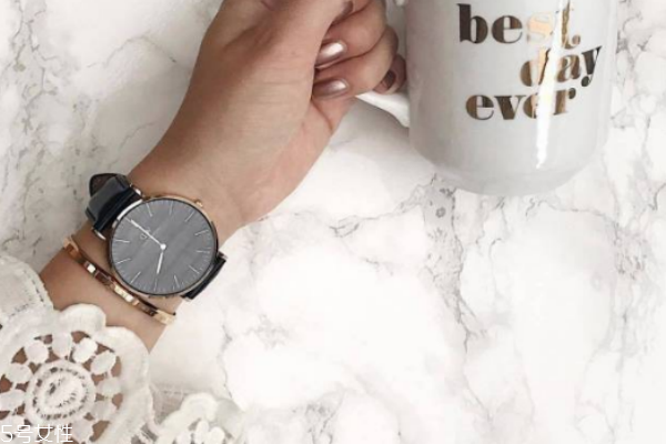 dw手鐲什么材質 卡地亞平價替代