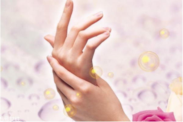 為什么女生手皮膚粗糙 導(dǎo)致原因有很多 為什么女生手皮膚粗糙 導(dǎo)致原因有很多