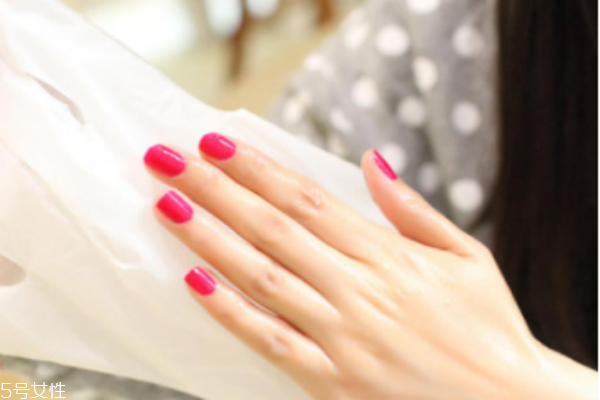 為什么女生手皮膚粗糙 導(dǎo)致原因有很多 為什么女生手皮膚粗糙 導(dǎo)致原因有很多