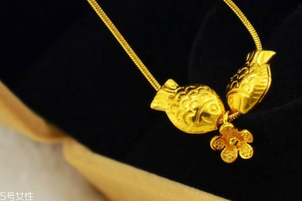 鍍金項鏈可以碰水嗎 容易導致褪色 鍍金項鏈可以碰水嗎 容易導致褪色