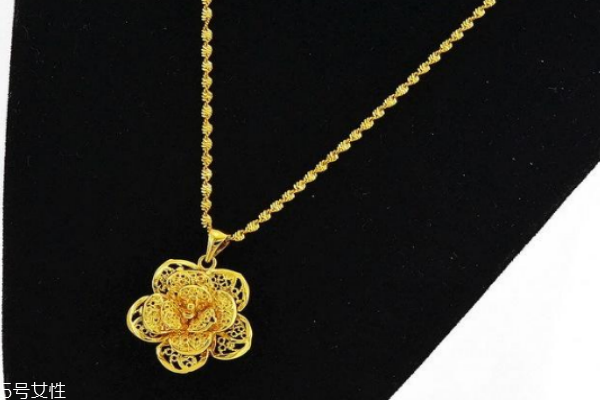 鍍金項鏈可以碰水嗎 容易導致褪色 鍍金項鏈可以碰水嗎 容易導致褪色