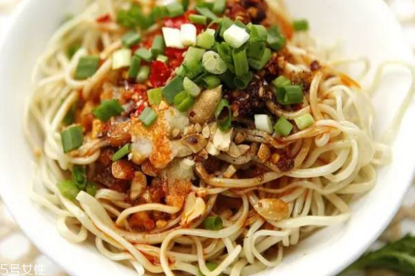 涼面可以炒著吃嗎 這個(gè)是可以的 涼面可以炒著吃嗎 這個(gè)是可以的