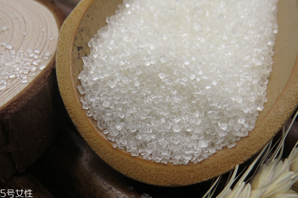 白糖變黃了可以吃嗎 還是可以的 白糖變黃了可以吃嗎 還是可以的