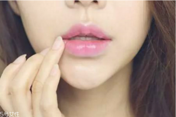 補(bǔ)妝怎么補(bǔ) 6個補(bǔ)妝技巧還你一整天精致裝妝容 補(bǔ)妝怎么補(bǔ) 6個補(bǔ)妝技巧還你一整天精致裝妝容