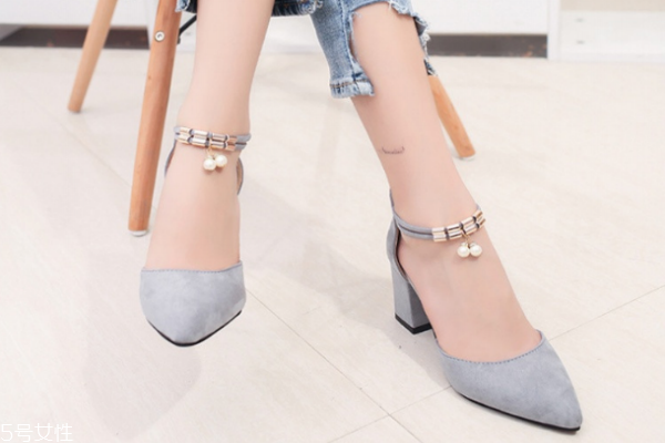 彈鋼琴可以穿高跟鞋嗎 看個人習(xí)慣