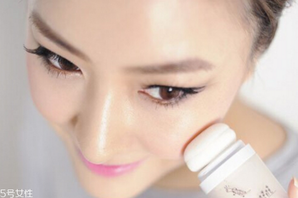怎么補(bǔ)妝自然不卡粉 這樣補(bǔ)妝起皮也不怕 怎么補(bǔ)妝自然不卡粉 這樣補(bǔ)妝起皮也不怕