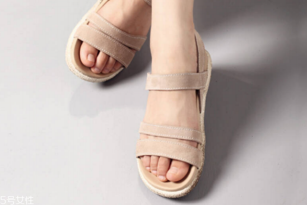 開車可以穿涼鞋嗎 平底涼鞋沒影響 開車可以穿涼鞋嗎 平底涼鞋沒影響