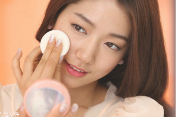 出門在外怎么補(bǔ)妝 出門在外的補(bǔ)妝技巧 出門在外怎么補(bǔ)妝 出門在外的補(bǔ)妝技巧