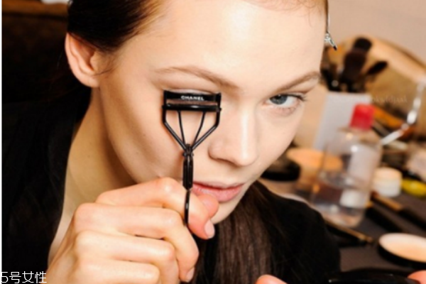 夏天臉出油化妝怎么辦 如何快速補(bǔ)妝以及化妝技巧 夏天臉出油化妝怎么辦 如何快速補(bǔ)妝以及化妝技巧