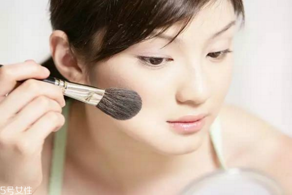 夏天臉出油化妝怎么辦 如何快速補(bǔ)妝以及化妝技巧 夏天臉出油化妝怎么辦 如何快速補(bǔ)妝以及化妝技巧