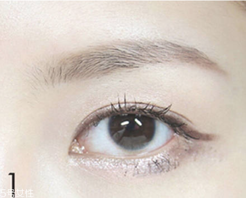 夏天臉出油化妝怎么辦 如何快速補(bǔ)妝以及化妝技巧 夏天臉出油化妝怎么辦 如何快速補(bǔ)妝以及化妝技巧