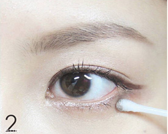 夏天臉出油化妝怎么辦 如何快速補(bǔ)妝以及化妝技巧 夏天臉出油化妝怎么辦 如何快速補(bǔ)妝以及化妝技巧