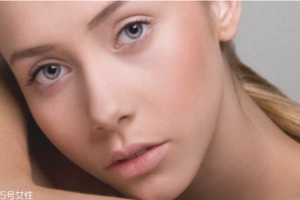 定妝噴霧適合哪個季節(jié) 油皮干皮妝容大拯救