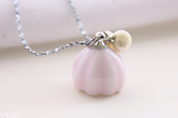 鎖骨鏈配什么吊墜好看 這幾款值得入手 鎖骨鏈配什么吊墜好看 這幾款值得入手