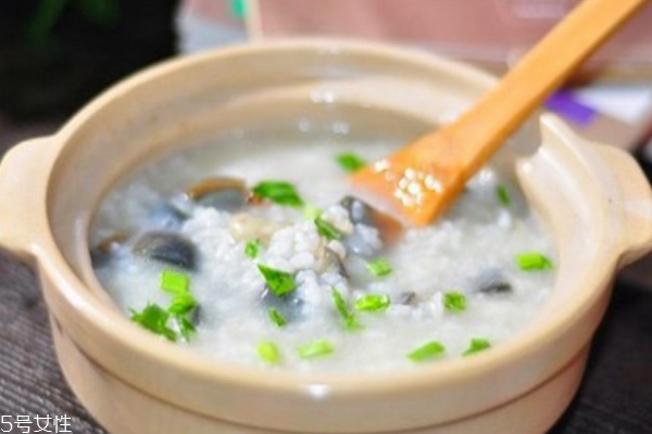 四款營養(yǎng)粥幫你養(yǎng)胃補(bǔ)脾去燥 四款營養(yǎng)粥幫你養(yǎng)胃補(bǔ)脾去燥