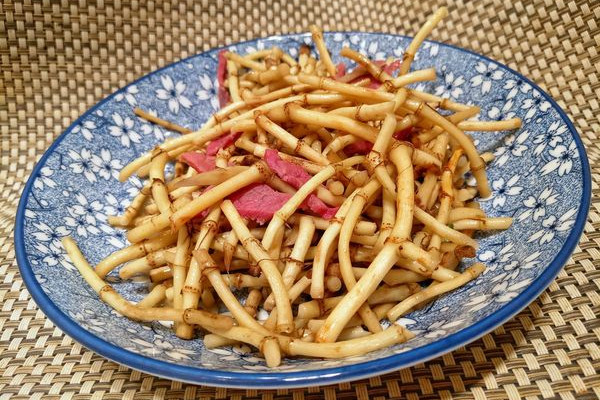 折耳根可以治療胃炎嗎？這個季節(jié)挖折耳根最嫩最討喜