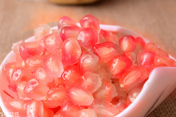 石榴弄到衣服上怎么去除 這樣洗就干凈了 石榴弄到衣服上怎么去除 這樣洗就干凈了