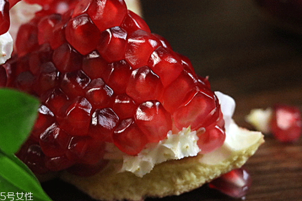 石榴弄到衣服上怎么去除 這樣洗就干凈了 石榴弄到衣服上怎么去除 這樣洗就干凈了