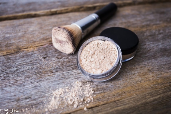 定妝粉可以直接涂嗎 你們用對(duì)了嗎 定妝粉可以直接涂嗎 你們用對(duì)了嗎