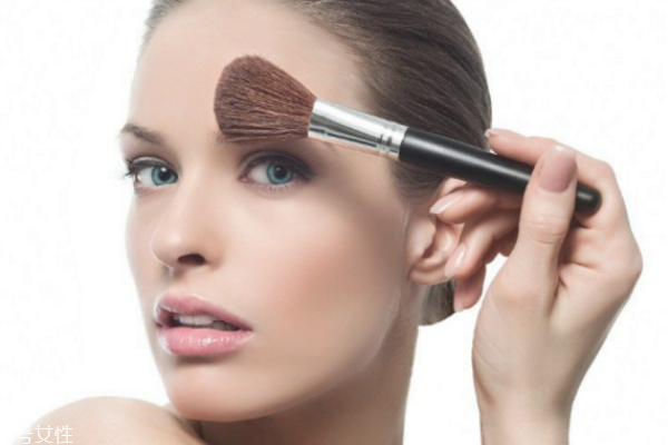 定妝粉可以直接涂嗎 你們用對(duì)了嗎 定妝粉可以直接涂嗎 你們用對(duì)了嗎