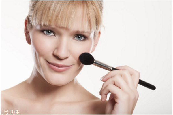 正確的化妝步驟是什么 化妝師正確的化妝步驟 正確的化妝步驟是什么 化妝師正確的化妝步驟