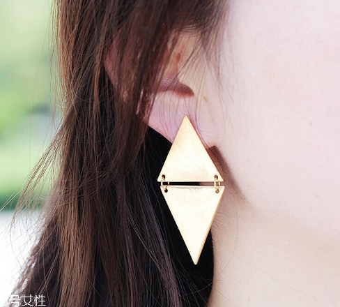 大耳垂適合什么耳環(huán) 輕松打造氣場 大耳垂適合什么耳環(huán) 輕松打造氣場