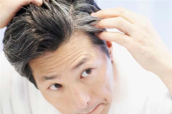 頭發(fā)白是什么原因引起的 不能治愈的白發(fā)病 頭發(fā)白是什么原因引起的 不能治愈的白發(fā)病