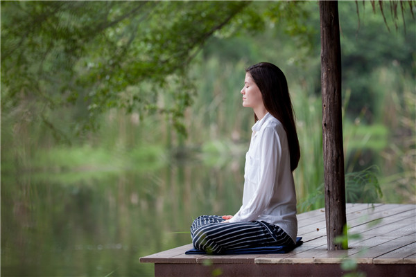 頭發(fā)白是什么原因引起的 不能治愈的白發(fā)病 頭發(fā)白是什么原因引起的 不能治愈的白發(fā)病