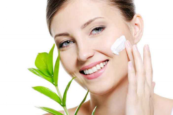 一到冬天臉上煩人的小黑點(diǎn)就出來了 一到冬天臉上煩人的小黑點(diǎn)就出來了