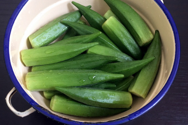秋葵怎么切？最好焯水后再切