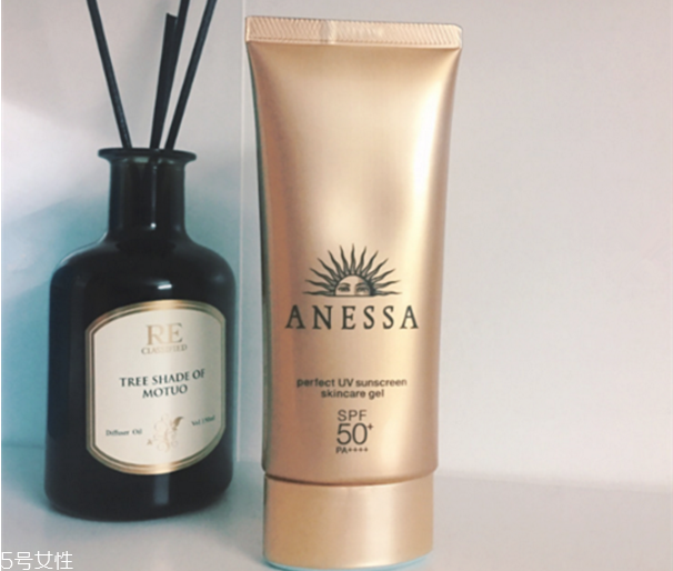 安耐曬乳液好還是啫喱 安耐曬乳液和啫喱區(qū)別 安耐曬乳液好還是啫喱 安耐曬乳液和啫喱區(qū)別