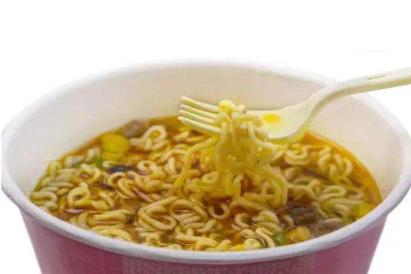 為什么方便面是卷曲的形狀？這些人最好少吃