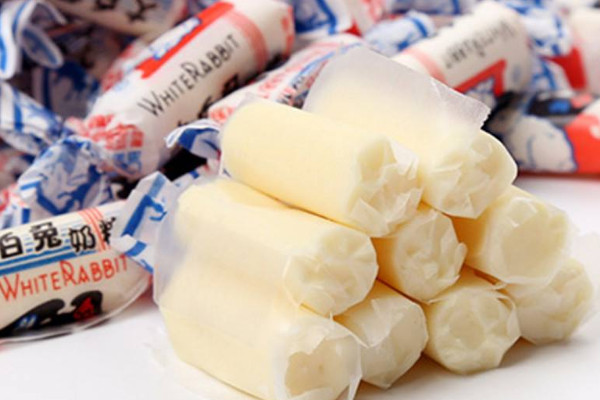 為什么大白兔奶糖包一層糯米糖紙？老版糖紙比一斤糖還貴