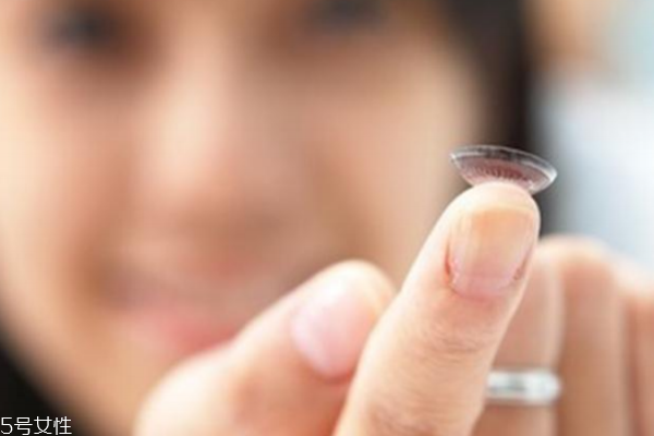 美瞳要泡多久才能戴 至少6個小時 美瞳要泡多久才能戴 至少6個小時