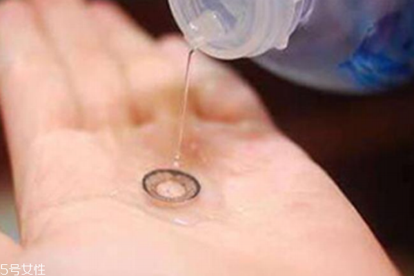 美瞳要泡多久才能戴 至少6個小時 美瞳要泡多久才能戴 至少6個小時