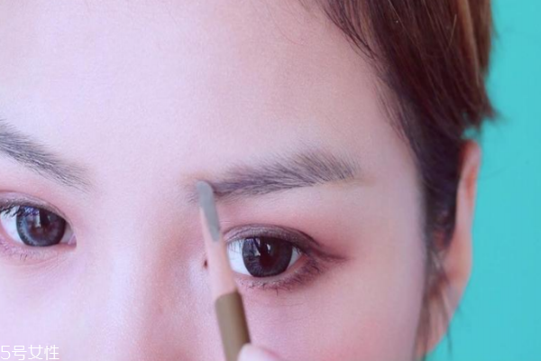 淺棕色眉筆適合什么人 淺棕色眉筆學(xué)生用行嗎 淺棕色眉筆適合什么人 淺棕色眉筆學(xué)生用行嗎