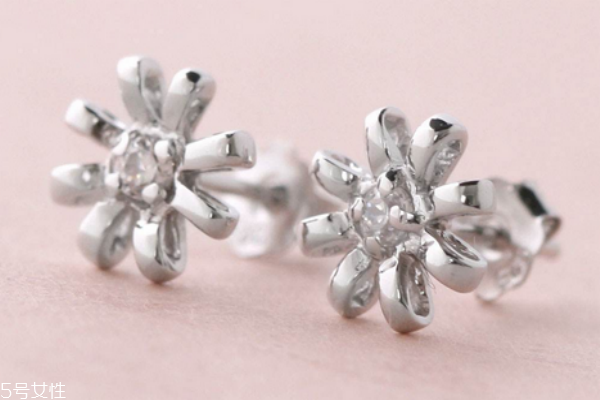 去哪里買純銀耳釘 這些渠道都可以 去哪里買純銀耳釘 這些渠道都可以