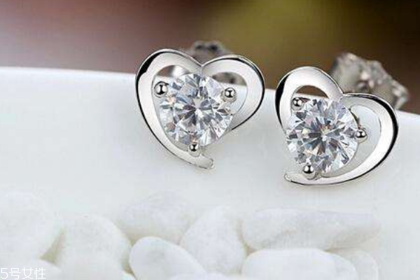 純銀耳釘怎么戴 學(xué)會(huì)保護(hù)耳朵 純銀耳釘怎么戴 學(xué)會(huì)保護(hù)耳朵