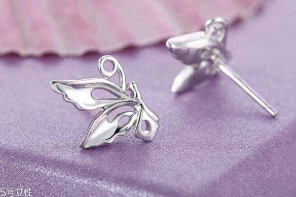 純銀耳釘怎么戴 學(xué)會(huì)保護(hù)耳朵 純銀耳釘怎么戴 學(xué)會(huì)保護(hù)耳朵